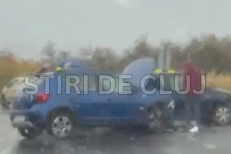VIDEO. Accident grav în Cluj! Două mașini s-au făcut praf în urma unui impact violent: Polițiștii intervin de urgență