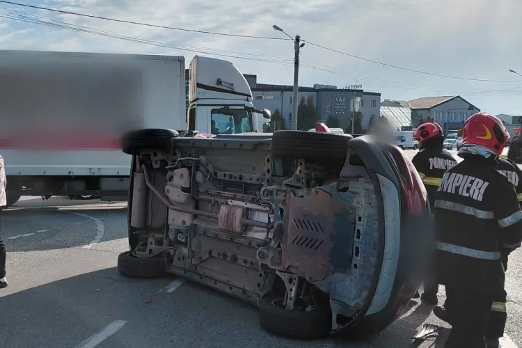 Accident grav cu două autoturisme în Cluj! O femeie de 60 de ani a fost evaluată de paramedici, după ce una din mașini s-a răsturnat