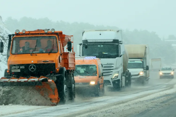 Clujul se pregătește pentru o iarnă grea: mii de tone de sare și materiale antiderapante, mobilizate pentru deszăpeziri. Ce plan au autoritățile