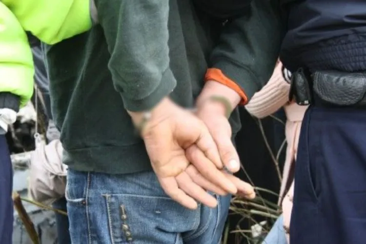Scene șocante în Cluj! Un bărbat și-a agresat fosta iubită în plină zi, i-ar fi furat telefonul și bijuteriile, apoi a fost reținut de polițiști