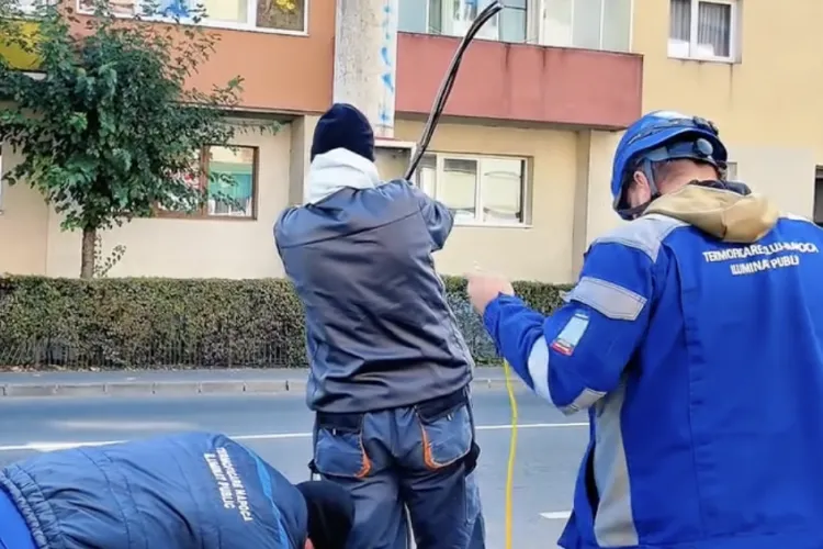VIDEO. Clujenii care traversează seara pe strada Donath riscau să o facă pe întuneric, din cauza mașinilor parcate. Ce au făcut echipele Termoficare Napoca