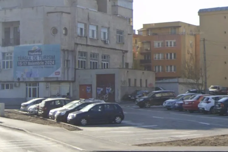 Capcană pentru copii la coborârea de la Școala „Nicolae Titulescu” din Cluj-Napoca! Șoferii parchează chiar în curbă și blochează vizibilitatea
