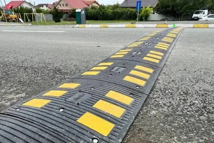 Limitatoarele de viteză, coșmarul unui șofer din Cluj! „Pot muri oameni până trec ambulanțele peste toate”