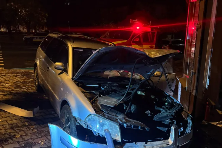 Un autoturism a distrus clădirea Centrului Turistic din Dej. Șoferul și pasagerul au fugit de la locul accidentului
