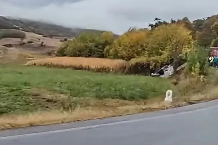 Accident grav pe DN14. O autoutilitară cu șase persoane s-a răsturnat în afara șoselei. Doi bărbați au ajuns la spital
