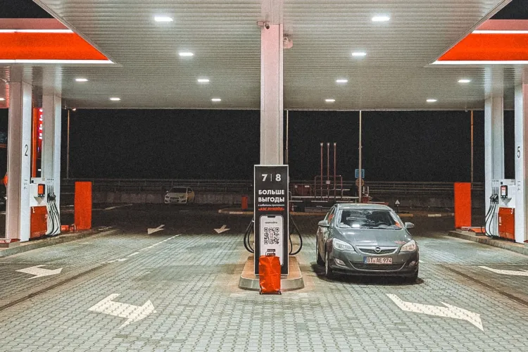 Cea mai ieftină benzină din România se găsește la doar 3 ore de Cluj! Cât costă un litru și unde trebuie să meargă șoferii pentru cel mai mic preț