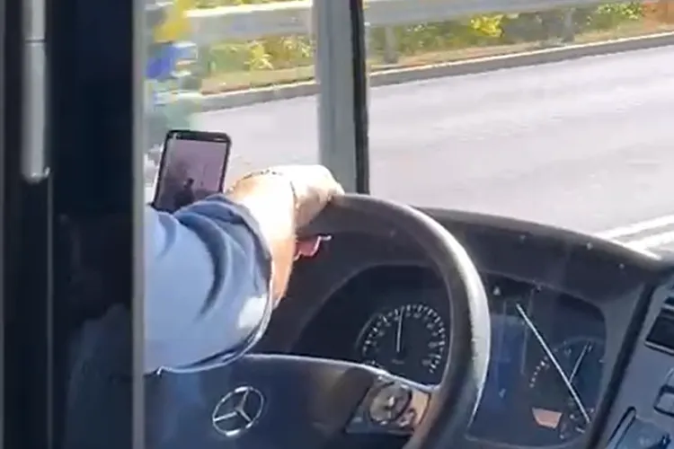 VIDEO. Șofer CTP Cluj, filmat în timp ce stătea pe TikTok la volanul autobuzului 35, pe Calea Turzii: „Se poate întmpla orice”