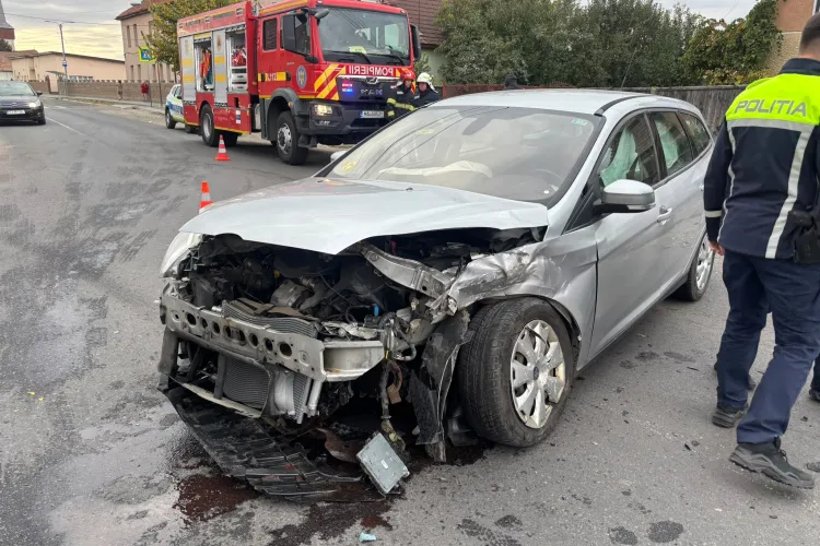 FOTO. Cum s-a produs accidentul din Cluj unde trei persoane au fost implicate. O femeie și un băiat de 18 ani, transportați de urgență la spital 