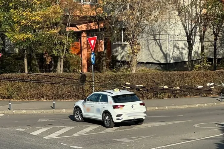 Imagini revoltătoare în Cluj! Un taximetrist a blocat drumul timp de cinci minute pentru a-și aștepta clientul în fața blocului