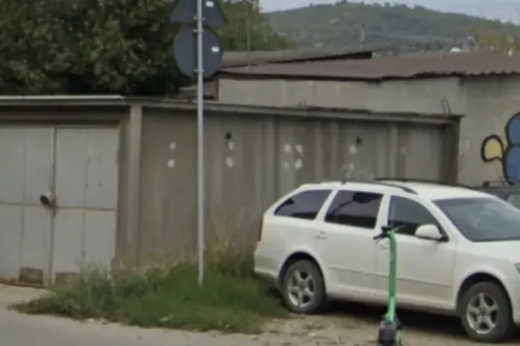  O persoană fără adăpost și-a făcut „casă” într-un garaj ce așteaptă să fie demolat: „Este singurul rămas”