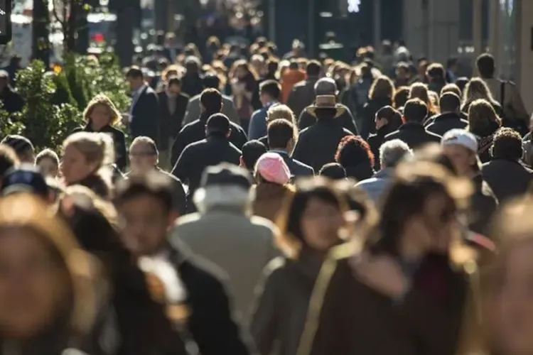 Paradoxul care rușinează România: suntem pe primul loc în UE la sărăcie extremă, dar aruncăm 3,58 milioane de tone de mâncare pe an. Unde ajunge risipa?