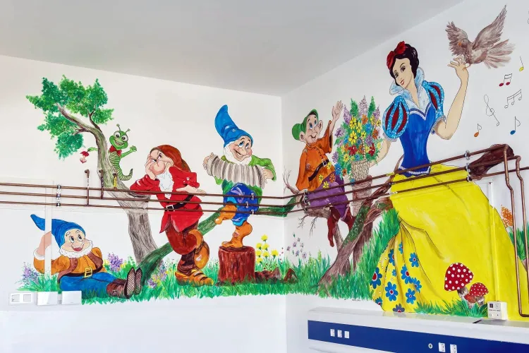 Nu e grădiniță, e spital! Saloanele de Ortopedie Pediatrică din Cluj au fost pictate ca în basme. Totul, din talentul și timpul liber al unei colege