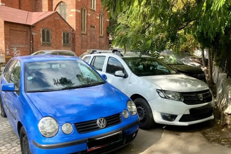 Clujul, sufocat de mașini parcate aiurea! Pietonii ajung să circule pe carosabil din lipsa spațiului