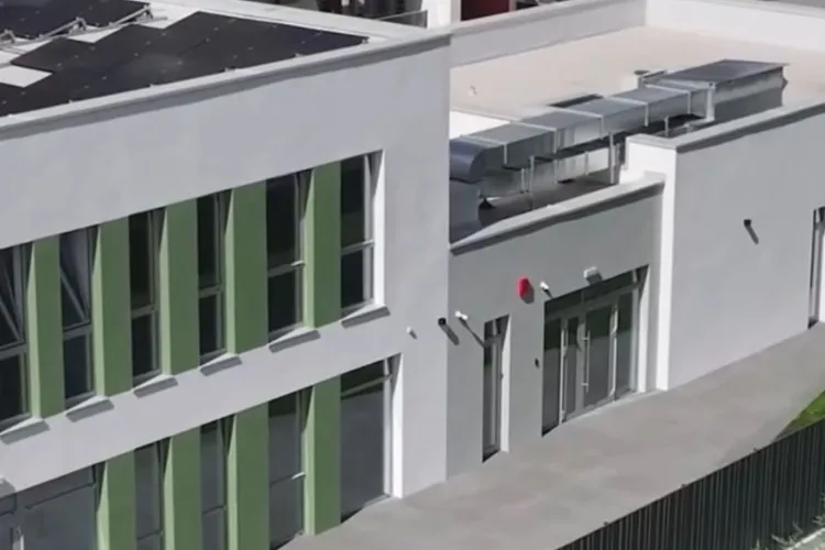 VIDEO. O creșă cu 50 de locuri a fost construită de la zero în cartierul Iris, cu panouri fotovoltaice, pompe de căldură și dotări moderne