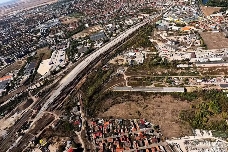 Mărfurile merg, oamenii mai așteaptă! Calea ferată Aleșd–Oradea a ajuns abia la 60%, iar trenurile de călători ar putea circula pe linie abia în anul 2028