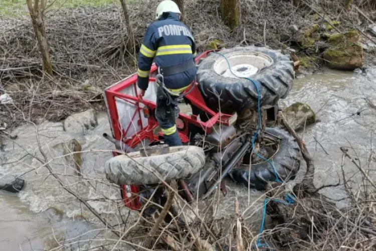 Clipe dramatice în Cluj! Un bărbat este în stare gravă, după ce s-a răsturnat cu tractorul. Pompierii intervin de urgență