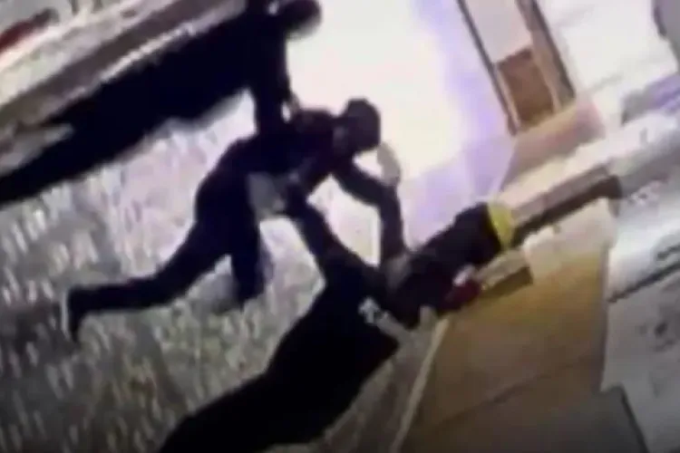 Profesoara atacată cu un cuțit de un elev este stabilă! Poliția caută persoana care a răspândit imaginile șocante din școală
