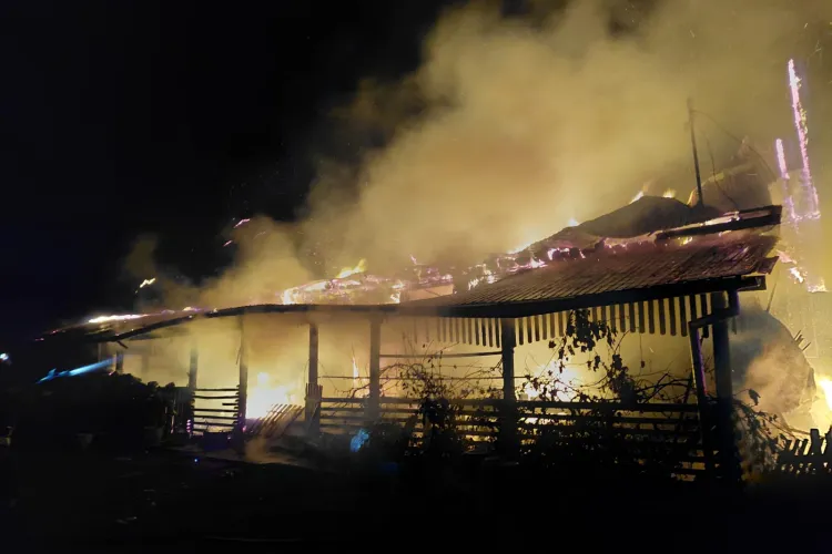 Incendiu nimicitor în aceste momente! O casă arde în întregime. O clujeancă de 85 de ani este evaluată de echipajele medicale