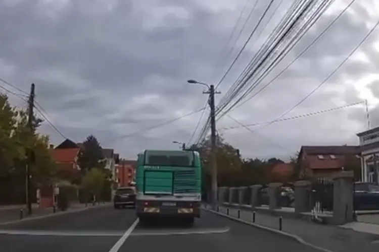VIDEO. Depășire halucinantă în Cluj-Napoca! A fost la un pas să facă praf un autobuz plin cu călători