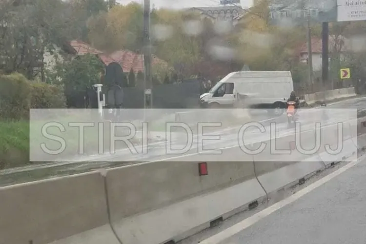 Accident în Feleacu! O dubă a ratat virajul și a ajuns în curtea unor localnici