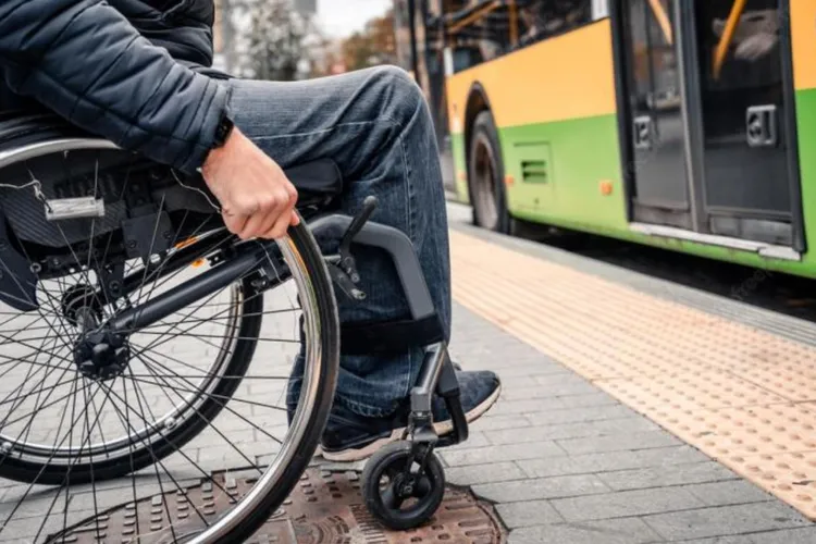 Ce drepturi au persoanele cu dizabilități în 2026: Facilități la transport, reduceri de impozite, card de carburant și posibilitatea pensionării anticipate