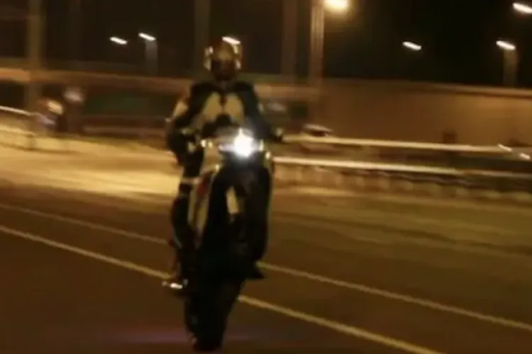 Pericol pe strada Borhanci din Cluj-Napoca! Adolescenți pe scutere și motociclete ar circula cu viteză pe trotuare și treceri de pietoni