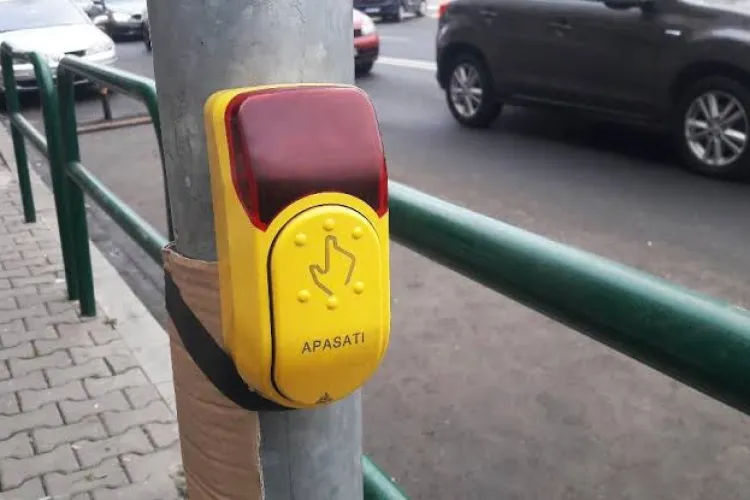 Pericol pe o trecere de pietoni din Cluj-Napoca! Butoanele semafoarelor ar fi distruse des, iar verdele pentru pietoni ar fi prea scurt