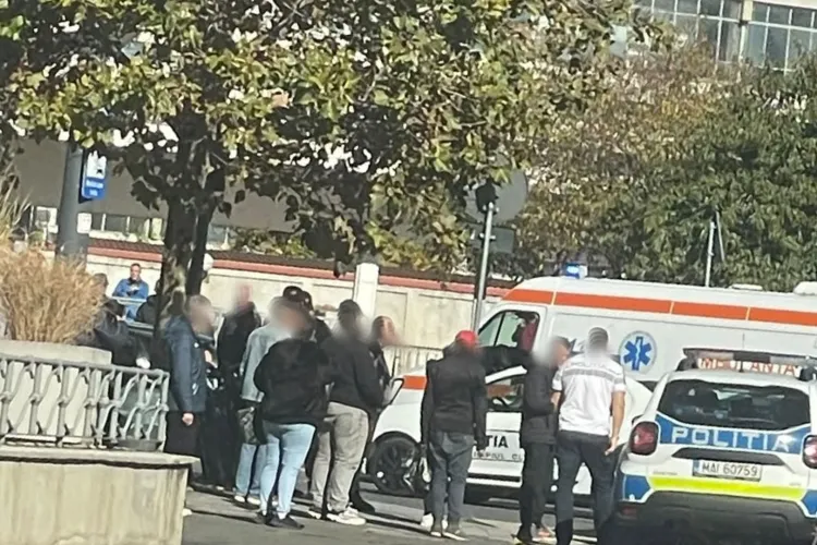 Accident cu victime într-o intersecție din Cluj! Zeci de oameni s-au adunat la fața locului, iar o ambulanță și Poliția au intervenit