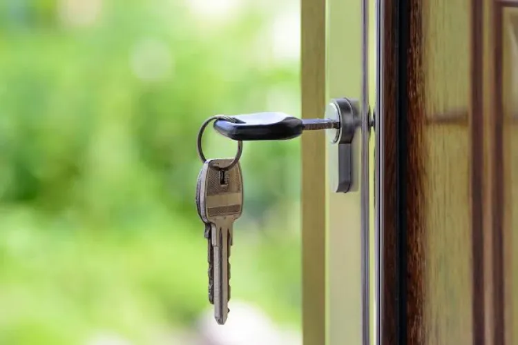 Țeapă imobiliară sau practică obișnuită în Cluj? Agentul cere peste o mie de lei ca să „rezerve” apartamentul, iar proprietara nu vine la semnare