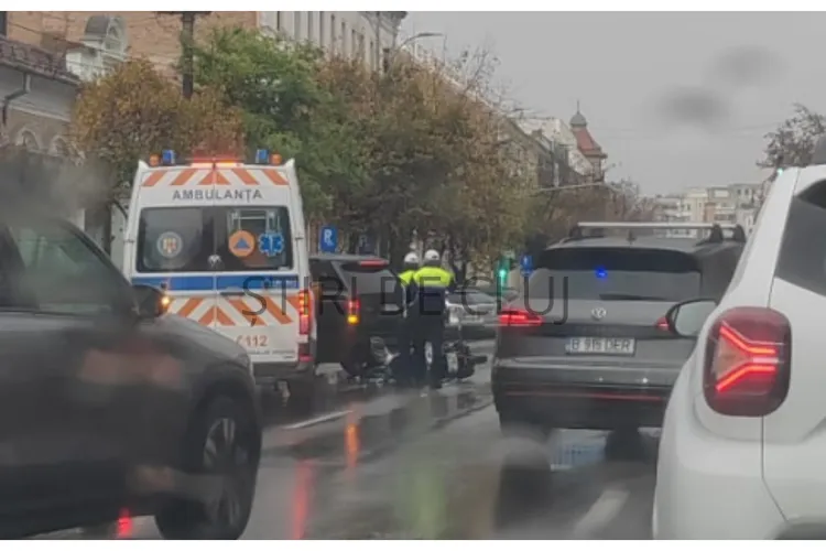 Accident pe Calea Dorobanților din Cluj-Napoca! Un livrator de mâncare a fost implicat! Traficul este îngreunat 