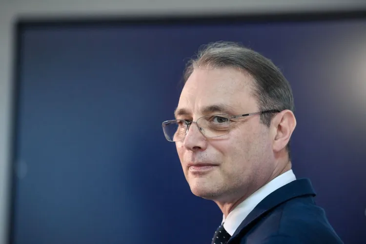 Guvernul Luca Niculescu se pregătește de votul decisiv! Câte voturi are și cine sunt miniștrii care vor conduce România