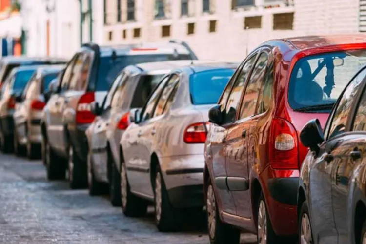 Doi șoferi au sunat la 112 și au anunțat că le-au fost furate mașinile, dar au uitat unde le-au parcat! Polițiștii au căutat ore întregi după ele