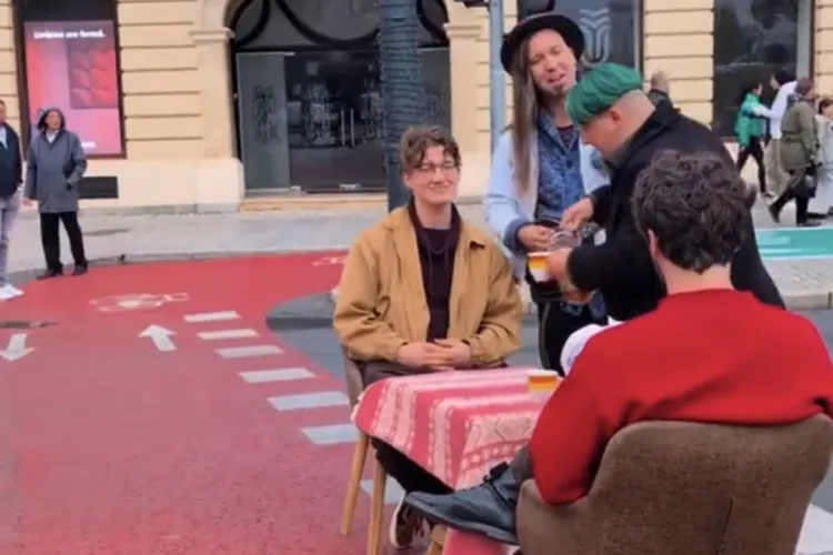 VIDEO. Spectacol în centrul Clujului! Cinci tineri au amenajat o „cafenea” pe trecerea de pietoni sub privirile șoferilor