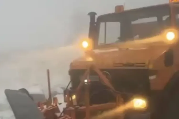 VIDEO. Ninge abundent pe Transfăgărășan, în zona alpină. Drumarii intervin cu utilaje de deszăpezire
