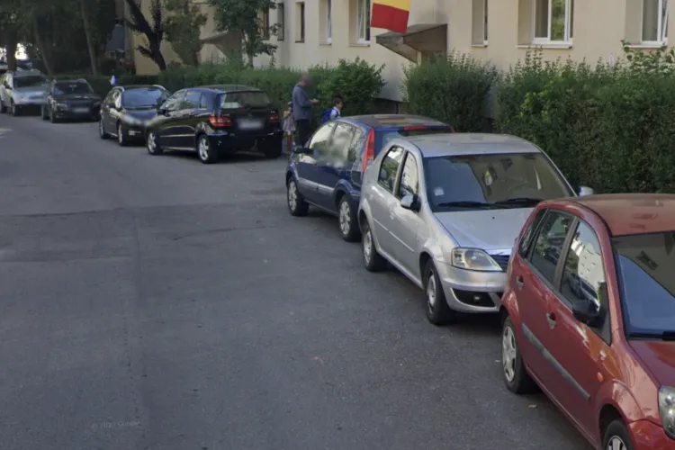 Blocaj zilnic la intrarea pe o stradă din Cluj-Napoca! Mașinile parcate ilegal închid total intrarea pe stradă: „Problema tot persistă”