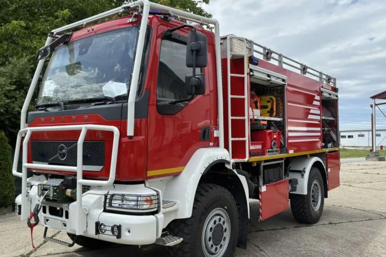 VIDEO Autospecială 4x4 pentru intervenții la incendii în comuna Cojocna! Primarul Anca Marcu a semnat contractul pentru achiziție: „Fiecare minut contează”
