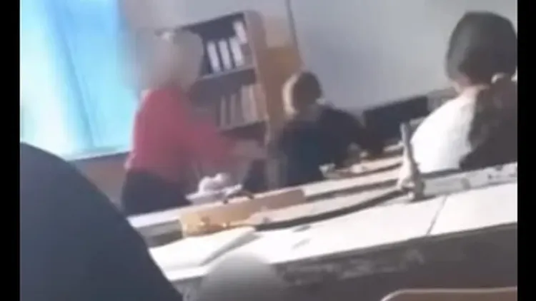 O profesoară a fost atacată de o elevă de 14 ani. Adolescenta i-a provocat răni la cap și a fost trimisă în judecată