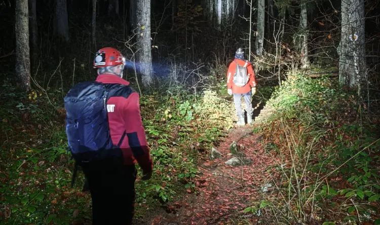 Misiune contra cronometru pentru salvamontiști! Doi turiști de 19 ani au cerut ajutor după ce au rămas în beznă într-o drumeție în munți