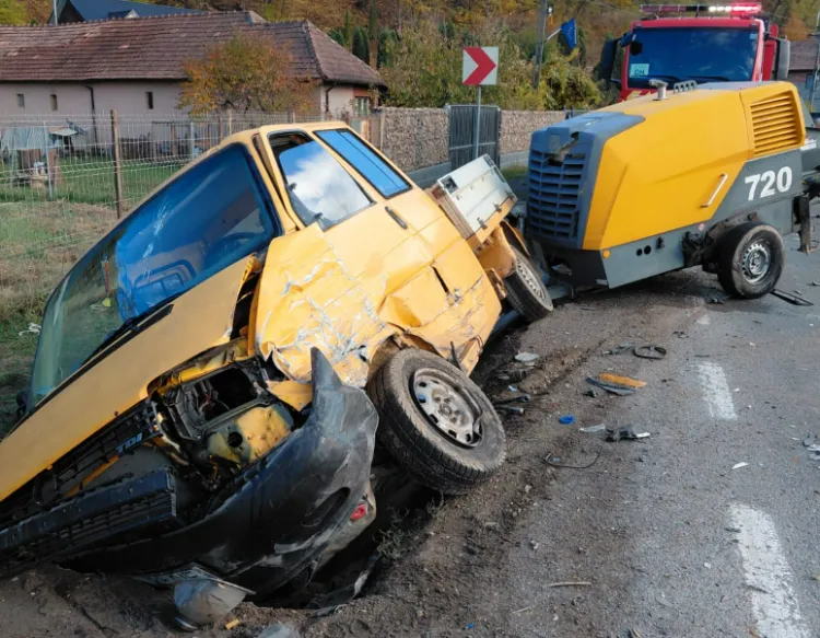 Accident grav în Cluj, pe drumul morții Cluj-Oradea ! Un șofer a intrat pe contrasens și s-a izbit de o autoutilitară cu remorcă. Trei bărbați răniți