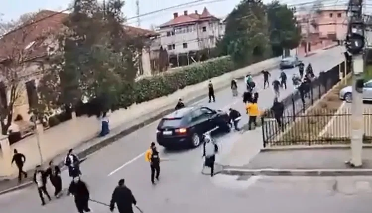 39 de condamnări la închisoare cu executare, după o bătaie generală! Un bărbat, închis pe viață după un adevărat măcel
