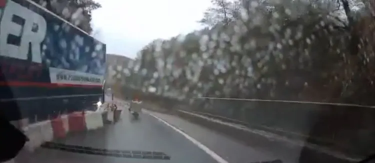 VIDEO. Un șofer de TIR din Cluj, la un pas să provoace o nenorocire pe drum! A fugit de la locul faptei