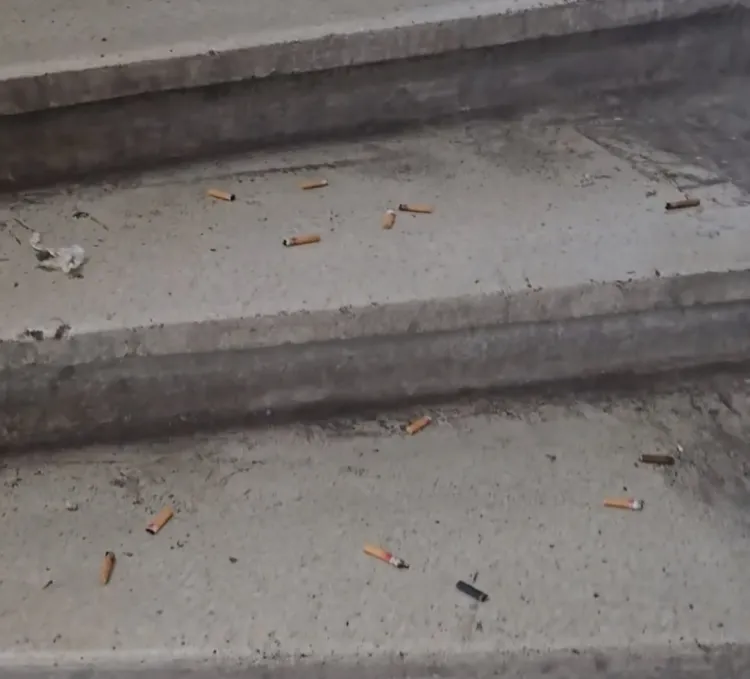 VIDEO. Chiștoace, doze și urme de urină pe scările unui spațiu comercial din Cluj. Revolta unui localnic: „Nu le pasă ce lasă în urma lor”