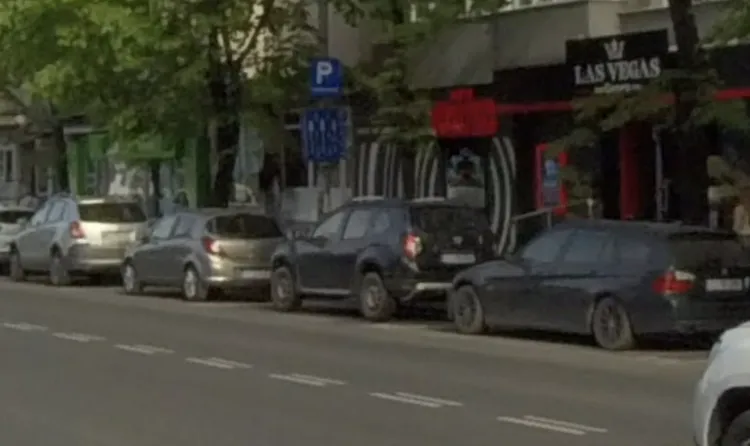 Un clujean s-a săturat de mașinile de pe trotuar și cere stâlpișori pe toată strada! Pe Calea Florești, roțile au distrus spațiul verde: „Noroiul rămâne”