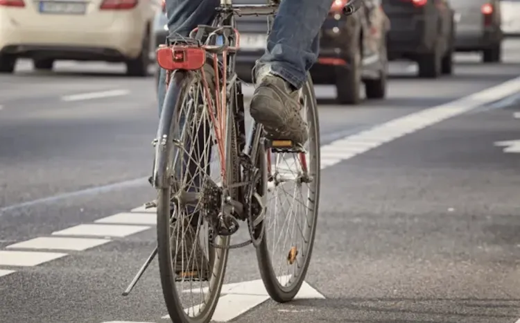 Capcana care îi pândește pe bicicliștii și trotinetiștii din Cluj pe ploaie! Polițiștii avertizează: șinele de tramvai devin alunecoase. Cum să le treci