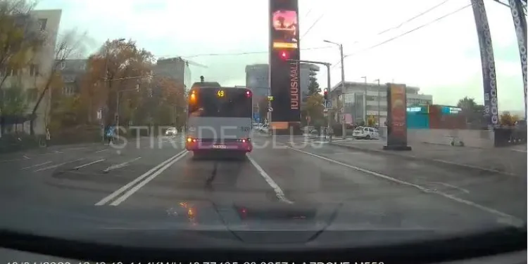 VIDEO. Șofer CTP, filmat când trece pe roșu! A fost la un pas să provoace un accident pe cea mai lungă linie din oraș