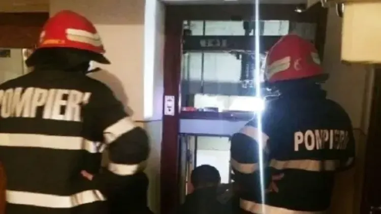 Intervenție de urgență! O persoană a fost găsită inconștientă într-o casă. Pompierii au mobilizat echipaje speciale