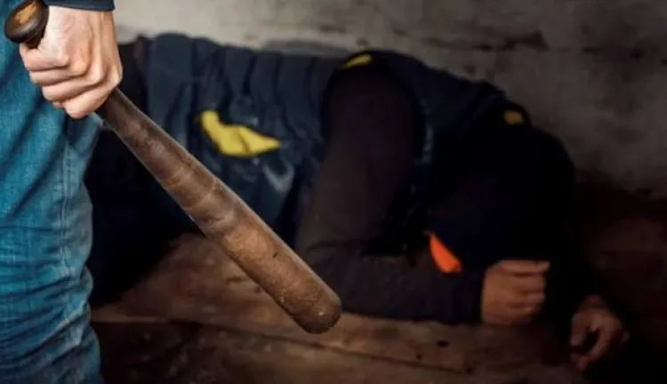 Nimeni nu l-a mai putut opri pe un clujean! A strâns de gât un bărbat de 61 de ani și a intrat peste un tânăr cu bâta în mână: De la ce a pornit totul
