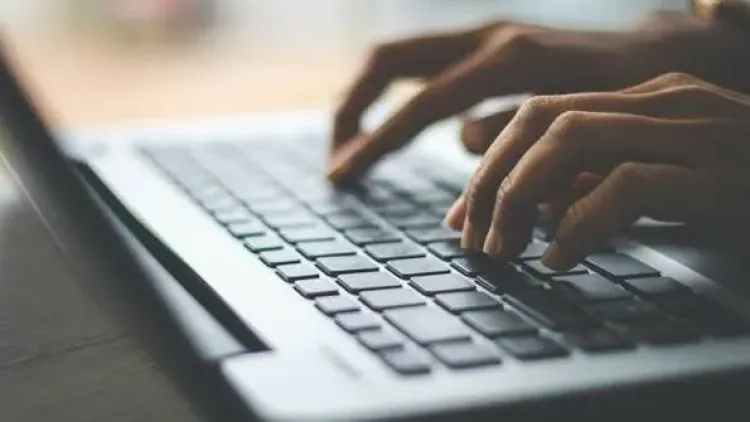 Paradoxul digital al României: 95,5% dintre case au internet, dar doar 9% dintre români își fac programarea la medic online. Raportul care ne pune la zid
