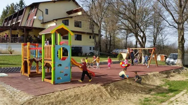 Risc de accidentare pentru copii și pietoni la un loc de joacă din Cluj-Napoca: Plasele gardului s-au desprins, iar zona ar fi năpădită de buruieni