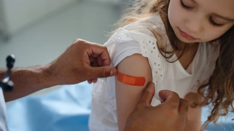 Teoria vaccinurilor care provoacă autism e ca „un zombi care nu moare”: O expertă de la EMA explică de ce mitul încă există și face foarte mult rău